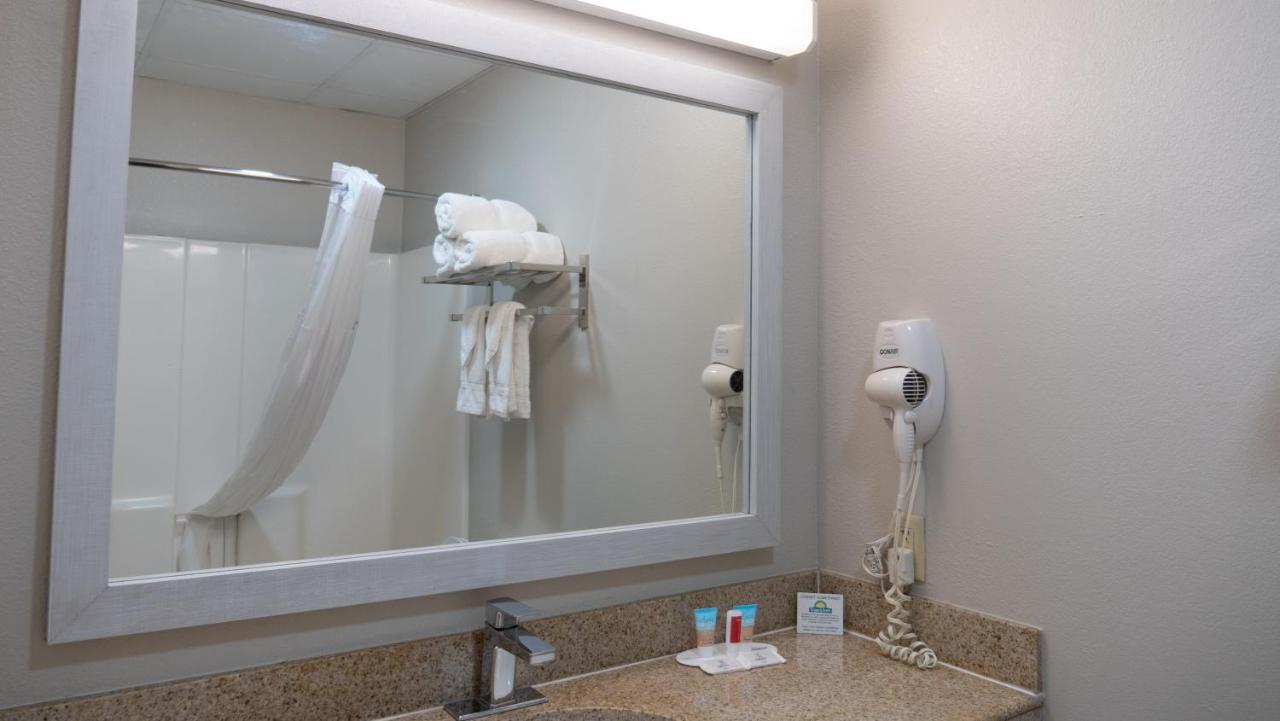 Days Inn & Suites By Wyndham Savannah North I-95 Port Wentworth Extérieur photo