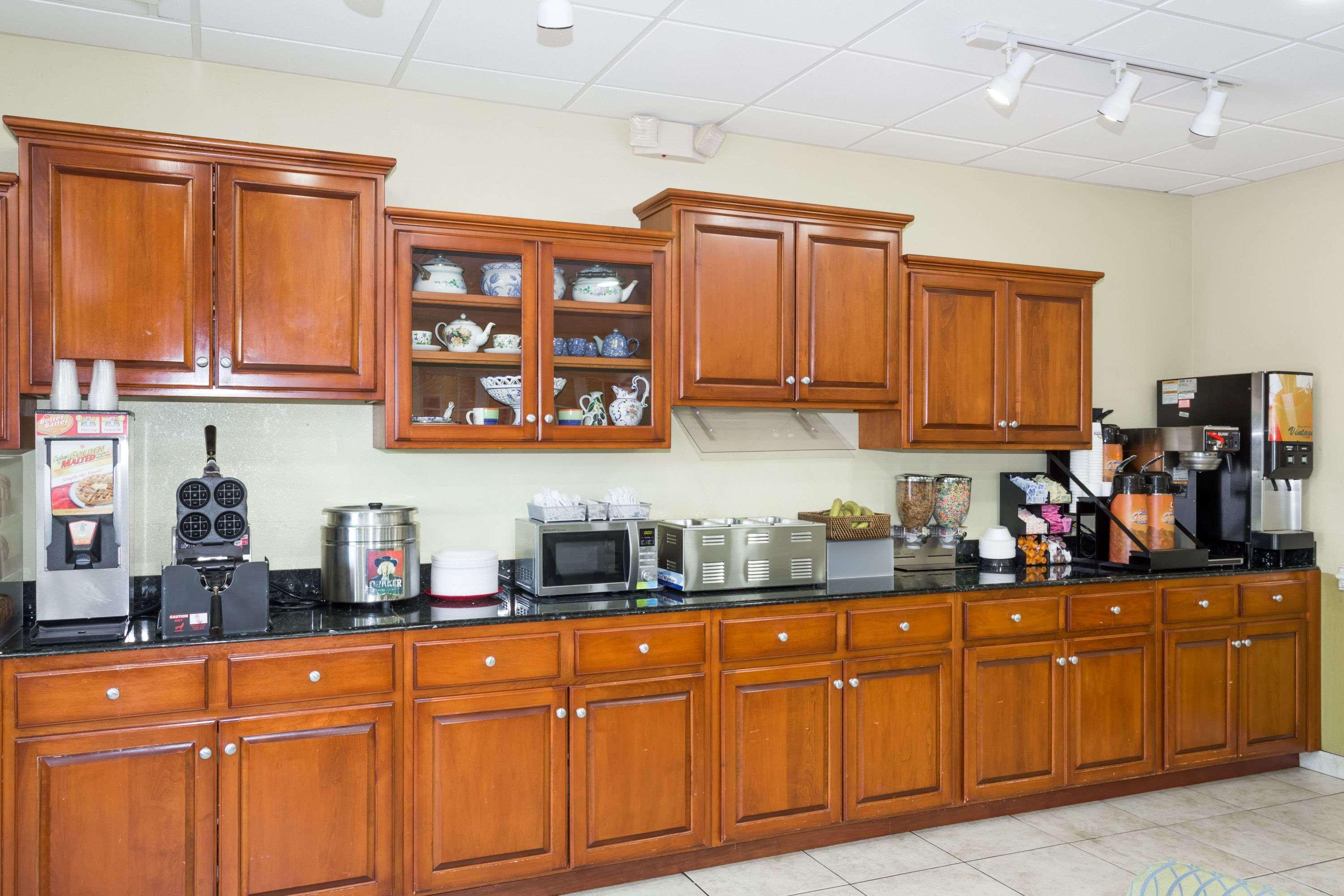 Days Inn & Suites By Wyndham Savannah North I-95 Port Wentworth Extérieur photo