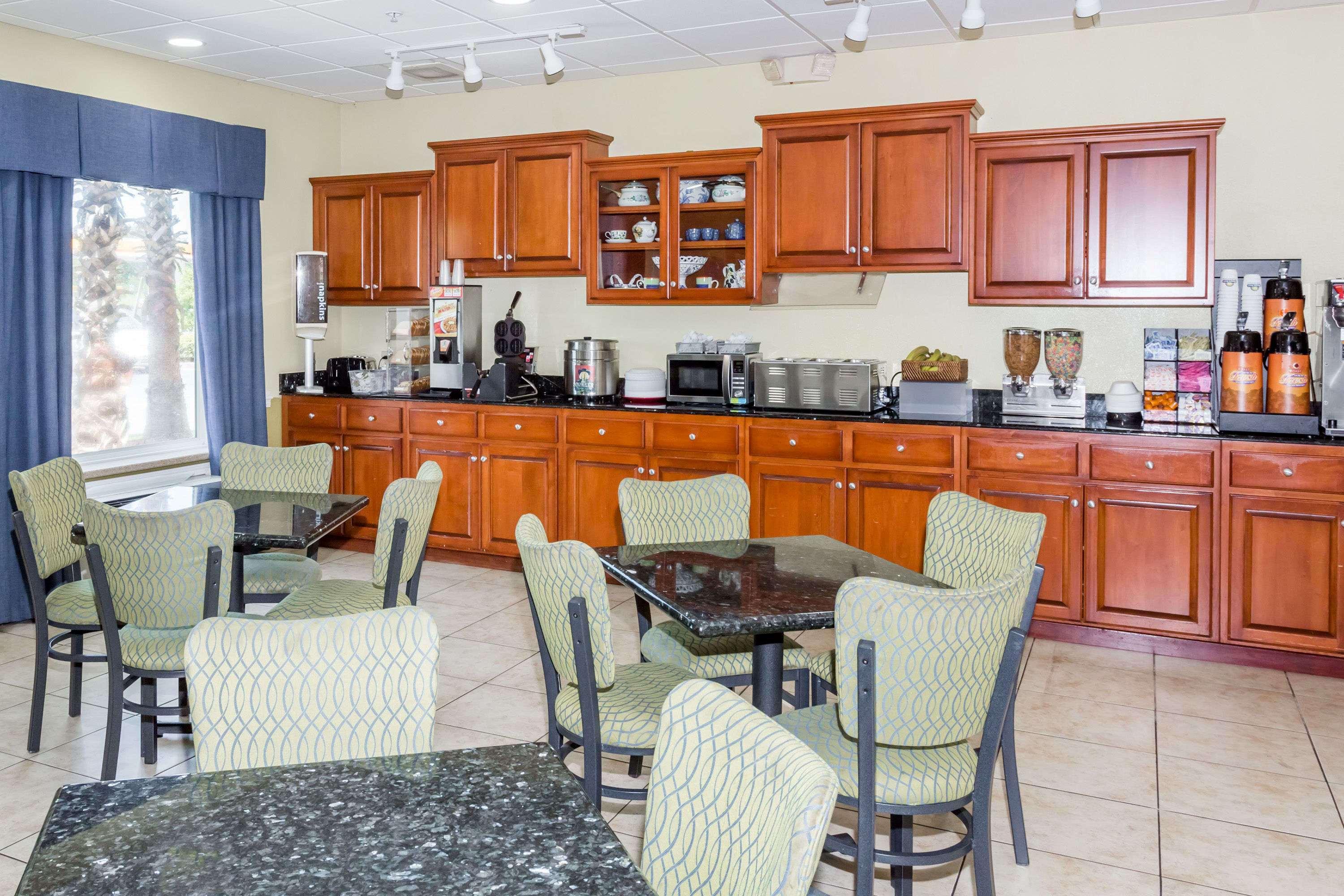 Days Inn & Suites By Wyndham Savannah North I-95 Port Wentworth Extérieur photo