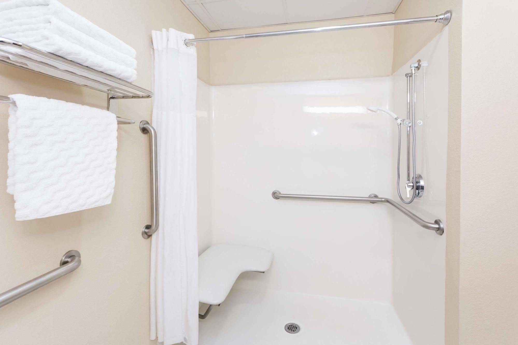 Days Inn & Suites By Wyndham Savannah North I-95 Port Wentworth Extérieur photo